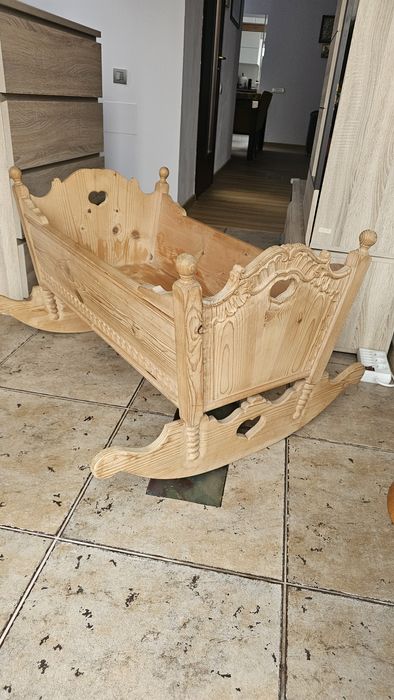 Vand patut balansoar vintage pt  copil din lemn sculptat  deosebit.