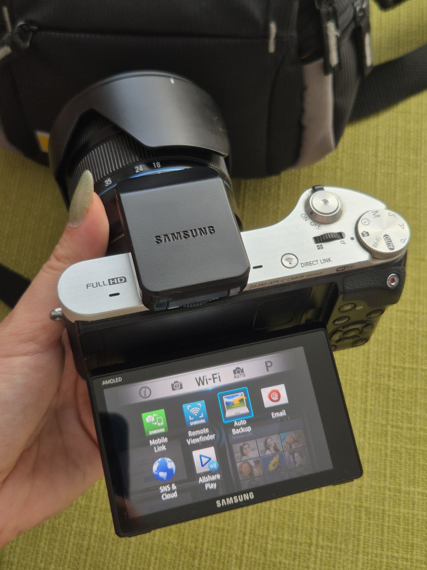 Samsung NX300 Mirrorless, 2 baterii, husă și parasolar