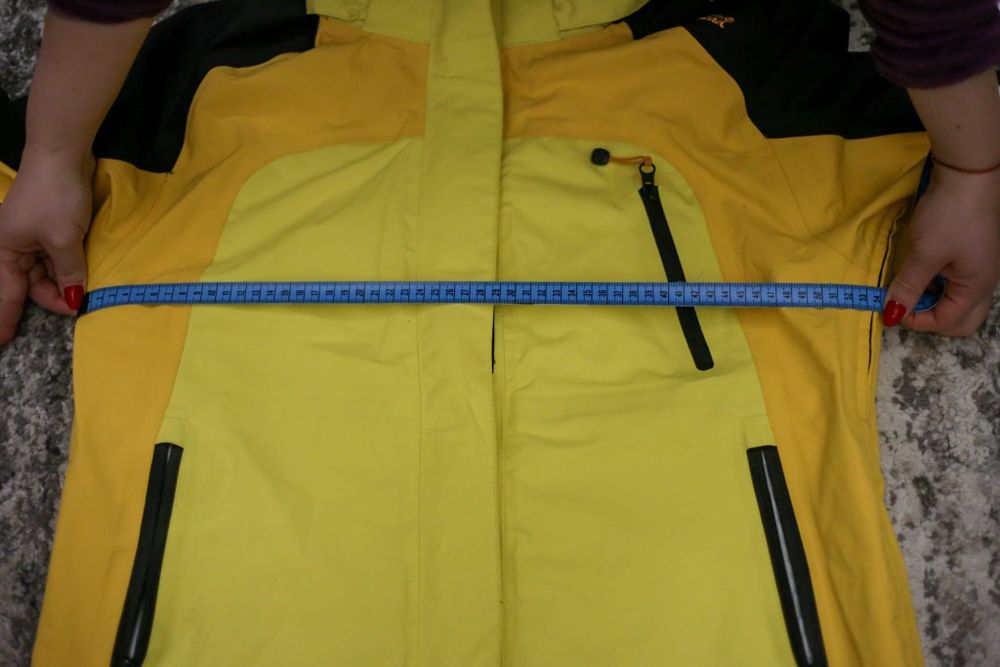 Jachetă damă hardshell Moorehead.
Culoare galben și negru.
Fara defect