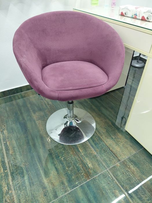 Vând scaune frizerie