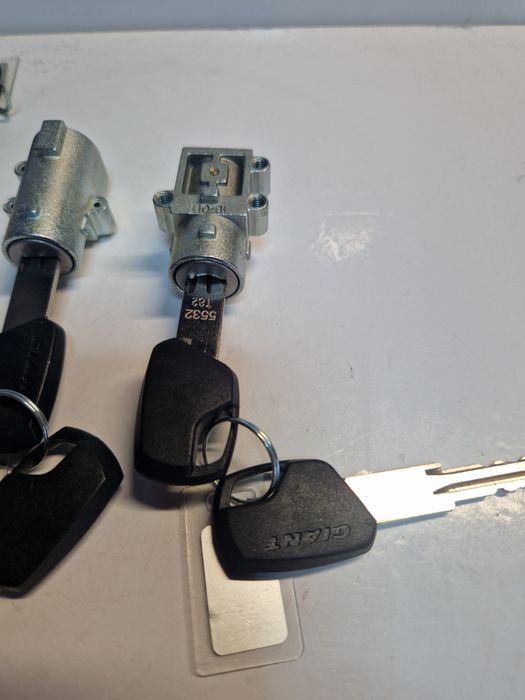 Incuietoare baterie ebike Giant baterie intube deschidere stanga