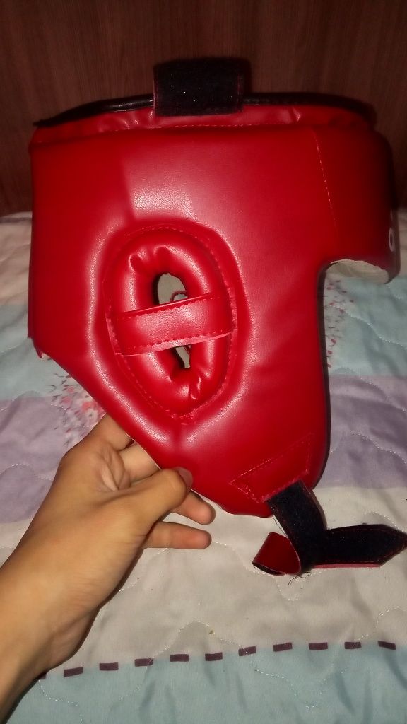 Боксерский шлем "Adidas" Красный.