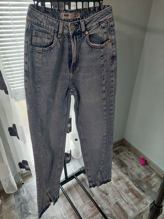 Дънки с цепка на крачола