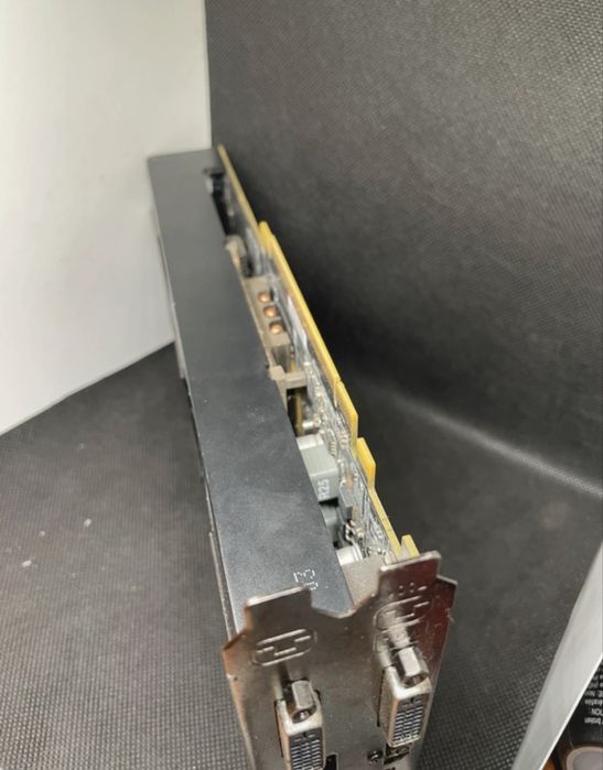 Placa video din imagine este un model XFX Radeon HD 6950