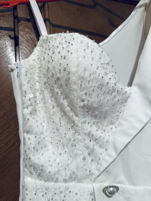 Vând rochie albă tip sacou cu perle si franjuri