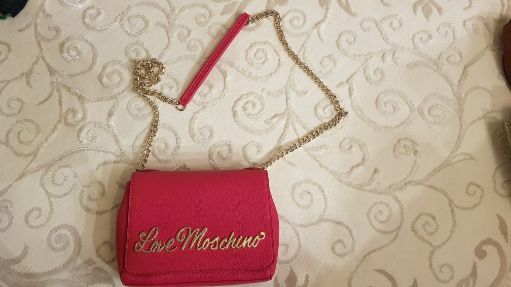 Нова оригинална чанта love moschino