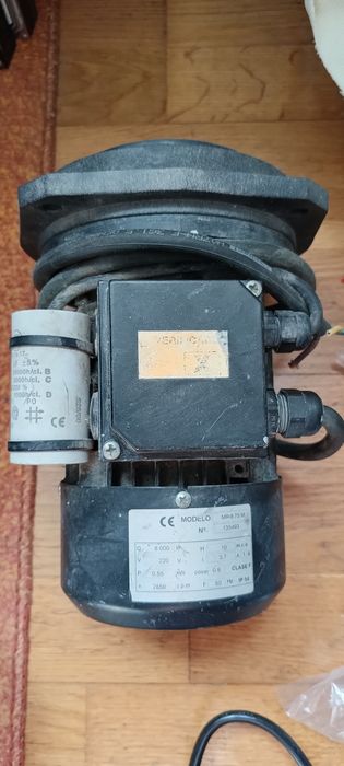 Vând motor electric 220v