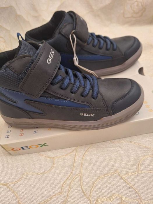 Затворени обувки  Geox номер 33