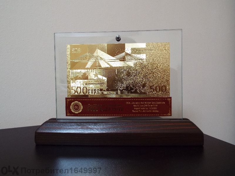Сувенири 500 златни евро банкноти в стъклена поставка за подаръци