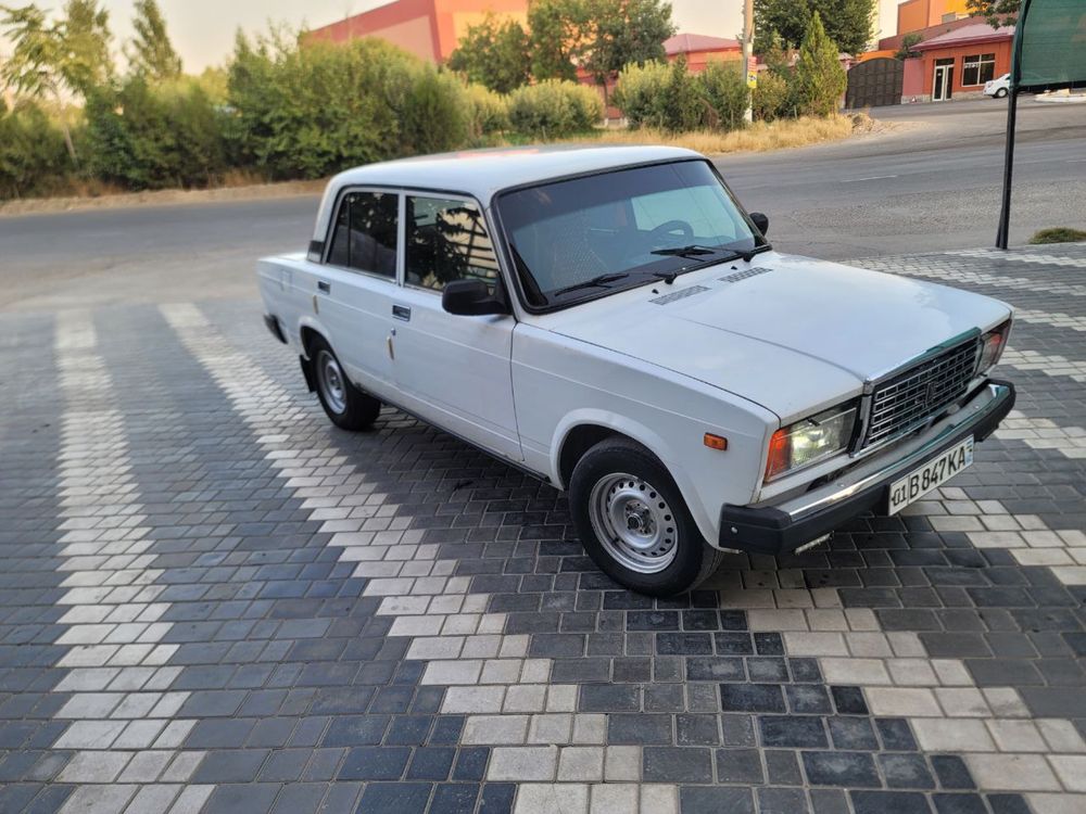 Lada 2107 sotiladi