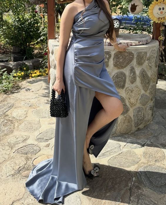 Сатенена рокля сиво-синя