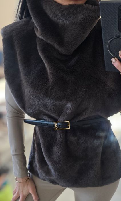 Дамски шал с яка от къс много мек косъм