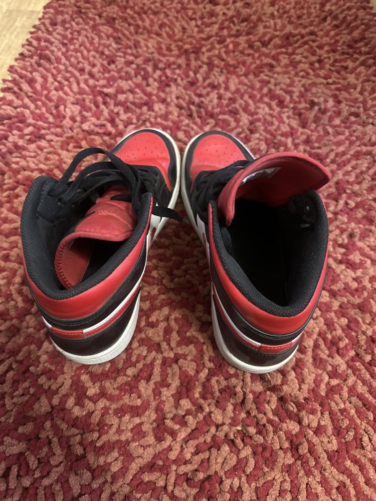 Jordan 1 mid reverse bread