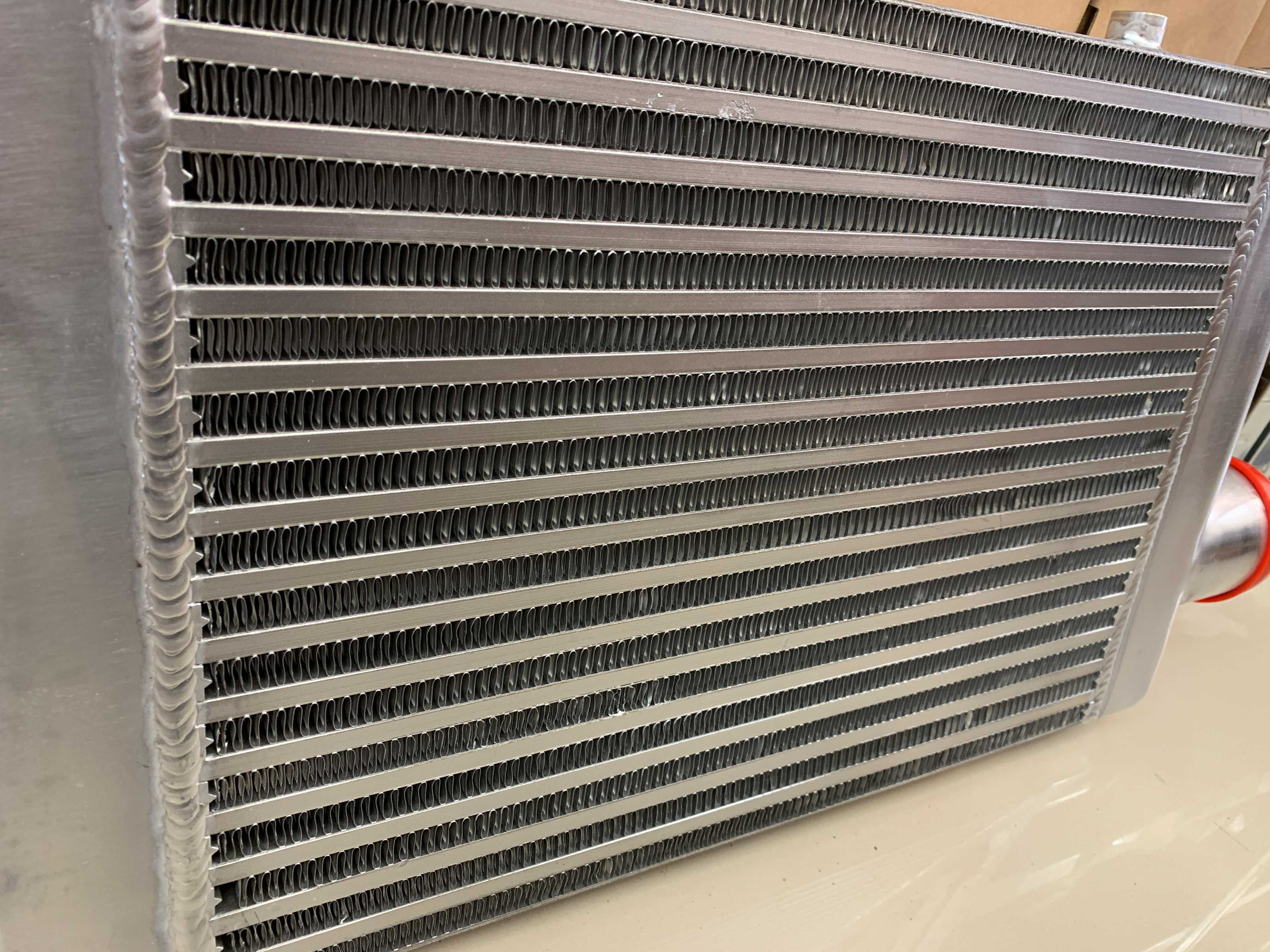 TurboWorks универсален интеркулер Intercooler 400x300x76 едностранен