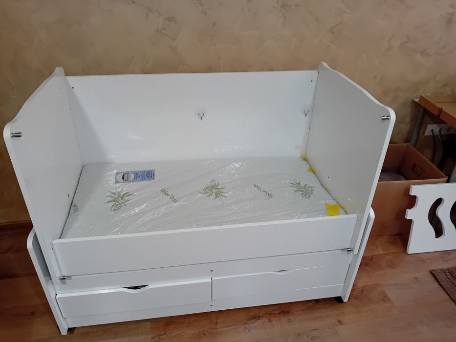 Продавам комбинирано бебешко легло.