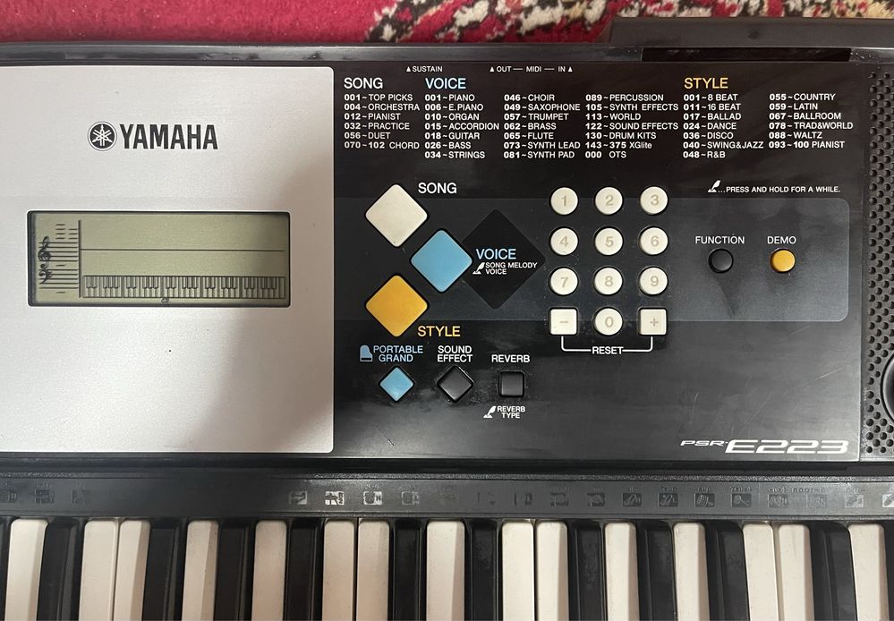 YAMAHA синтезатор PSR-E223