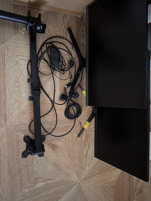 Два монитора с кронштейном и комплектом кабелей