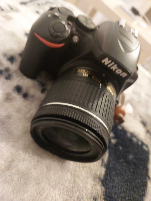 Vând Nikon D3500 + kit 18-55 mm + card 64GB + acumulator – ca nou