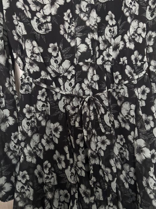 Разкроена ефирна рокля с коланче на талията и десен на цветя