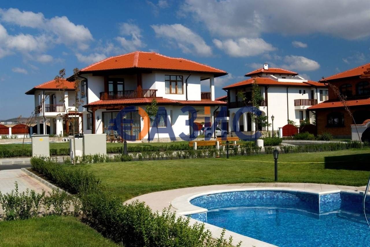Къща с 2 спални в комплекс Флорал Медоус, 146 кв.м. + 300 кв.м. двор,