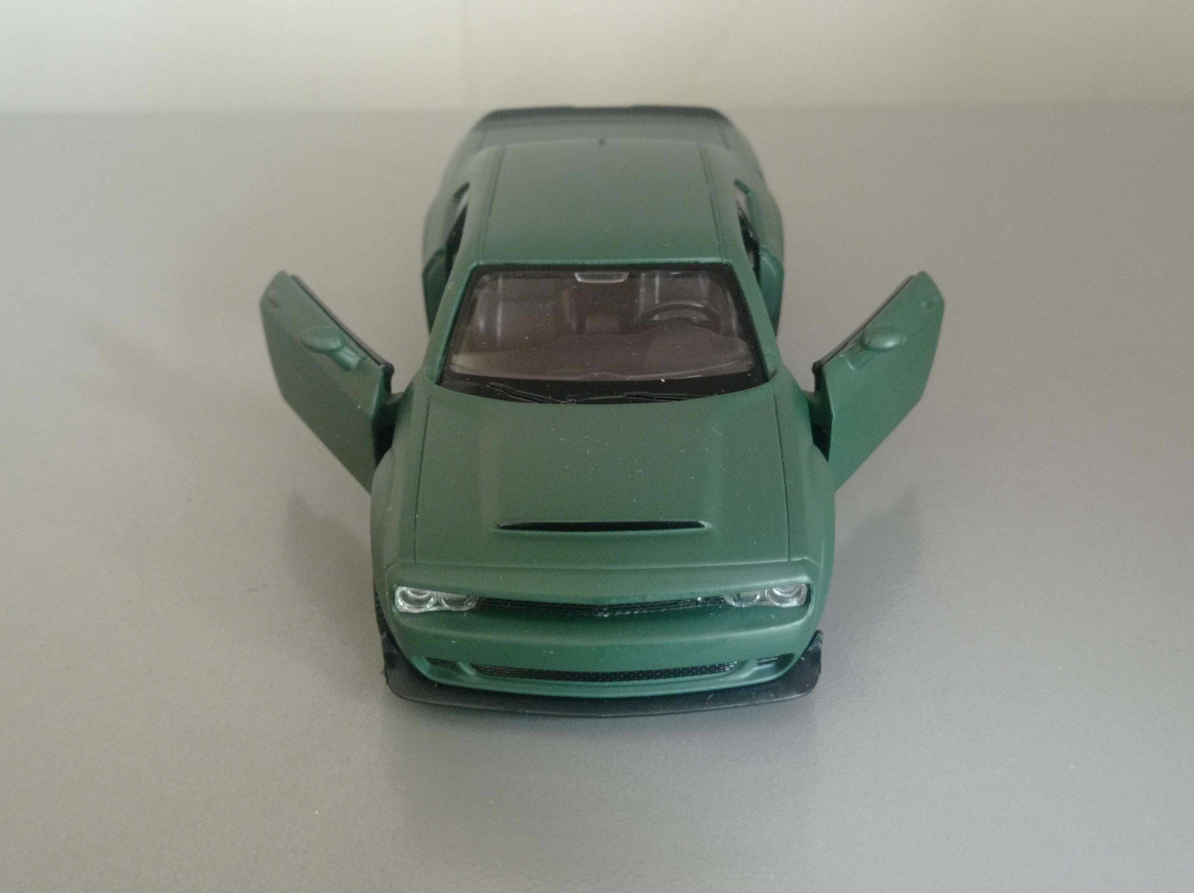 Коллекционная модель Dodge Challenger, масштаб 1:36