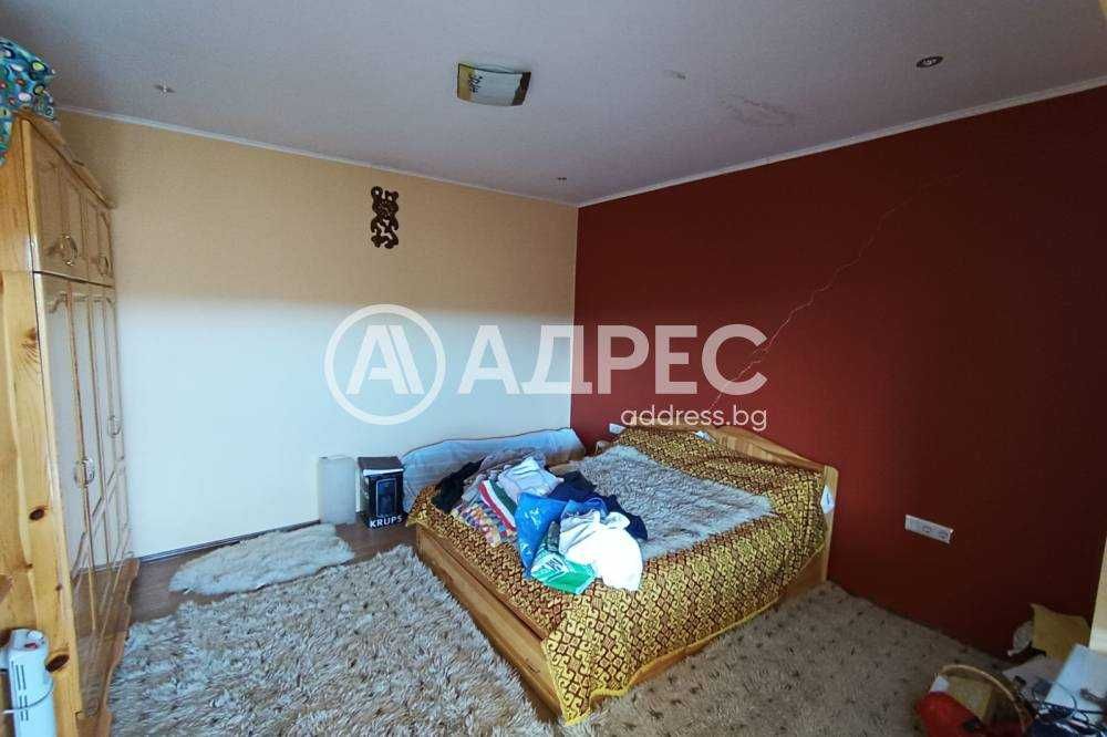 Продава се голяма къща с двор в с.Недоклан