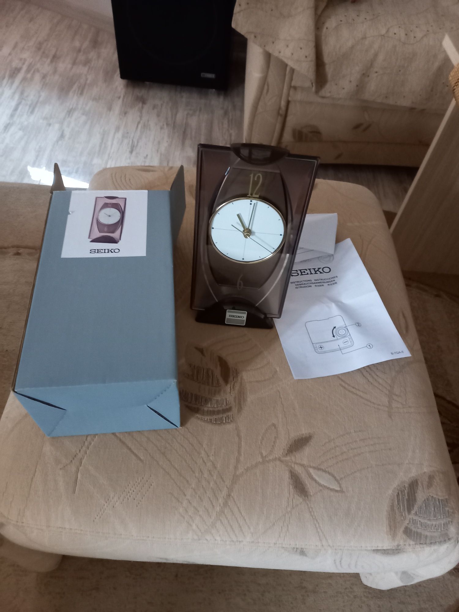Часовник SEIKO настолен чисто новн