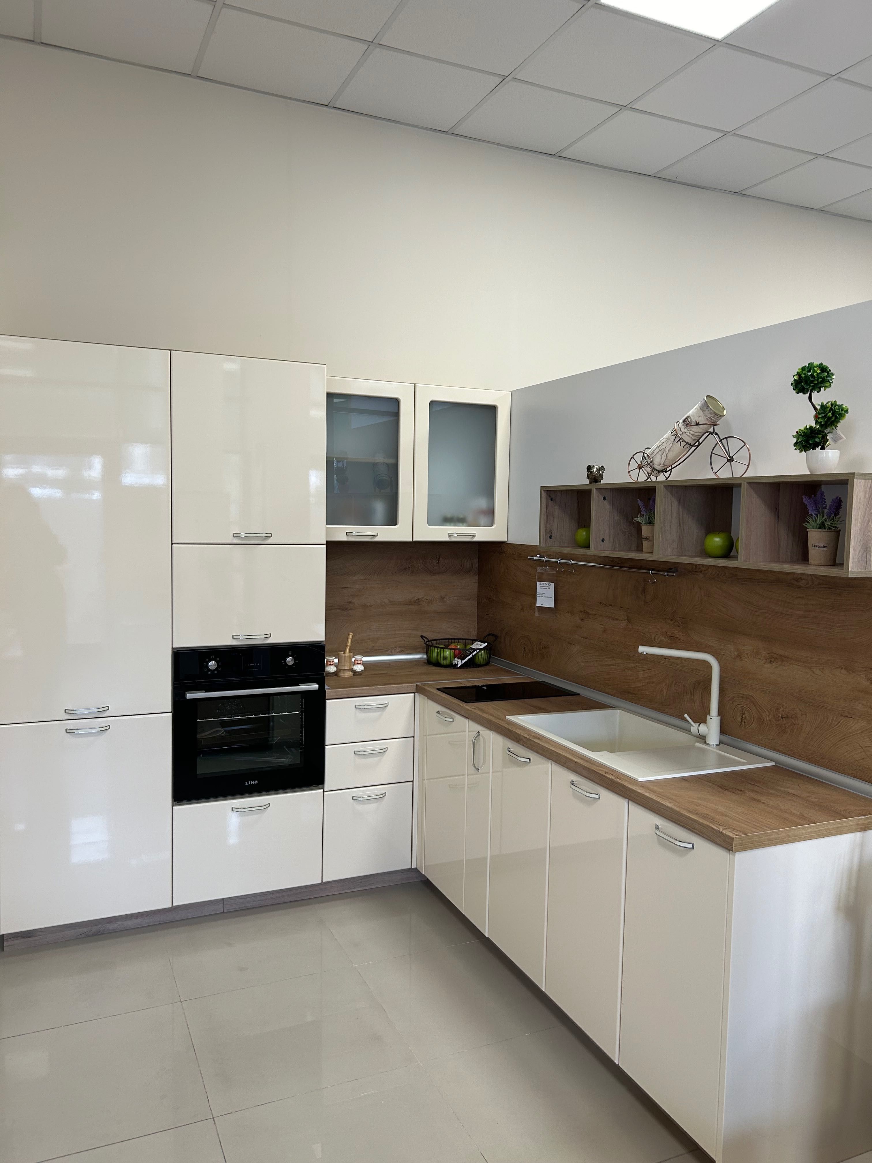 Продавам Кухня бежов гланц Ирим