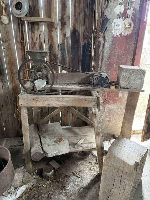 Moara de macinat cu motor