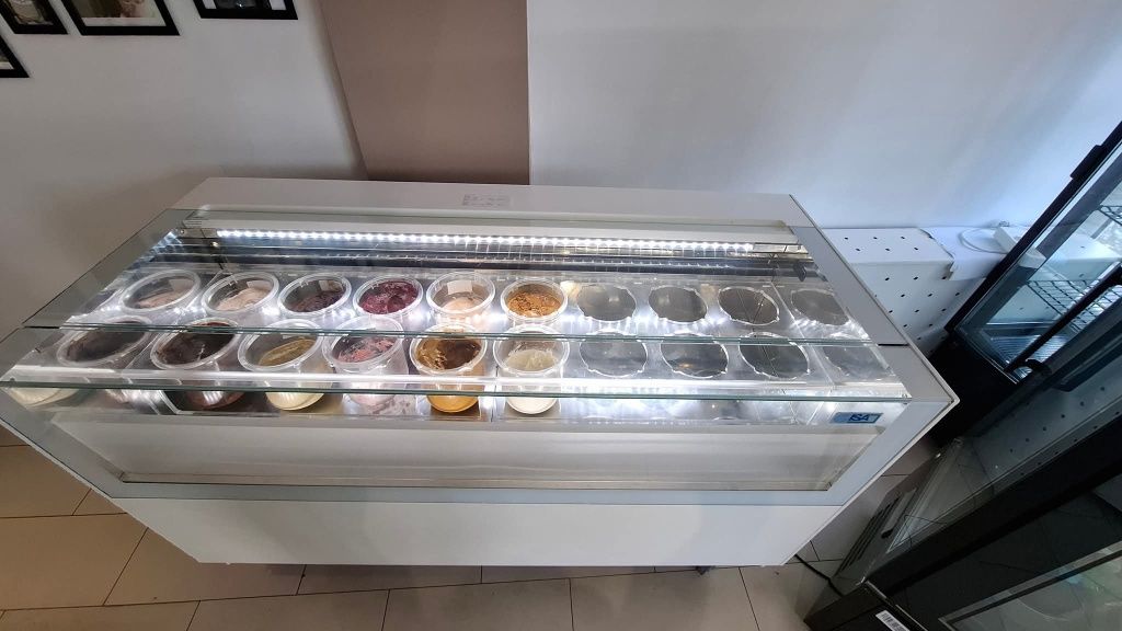 Vând vitrina noua de inghetata și vitrina de prajituri