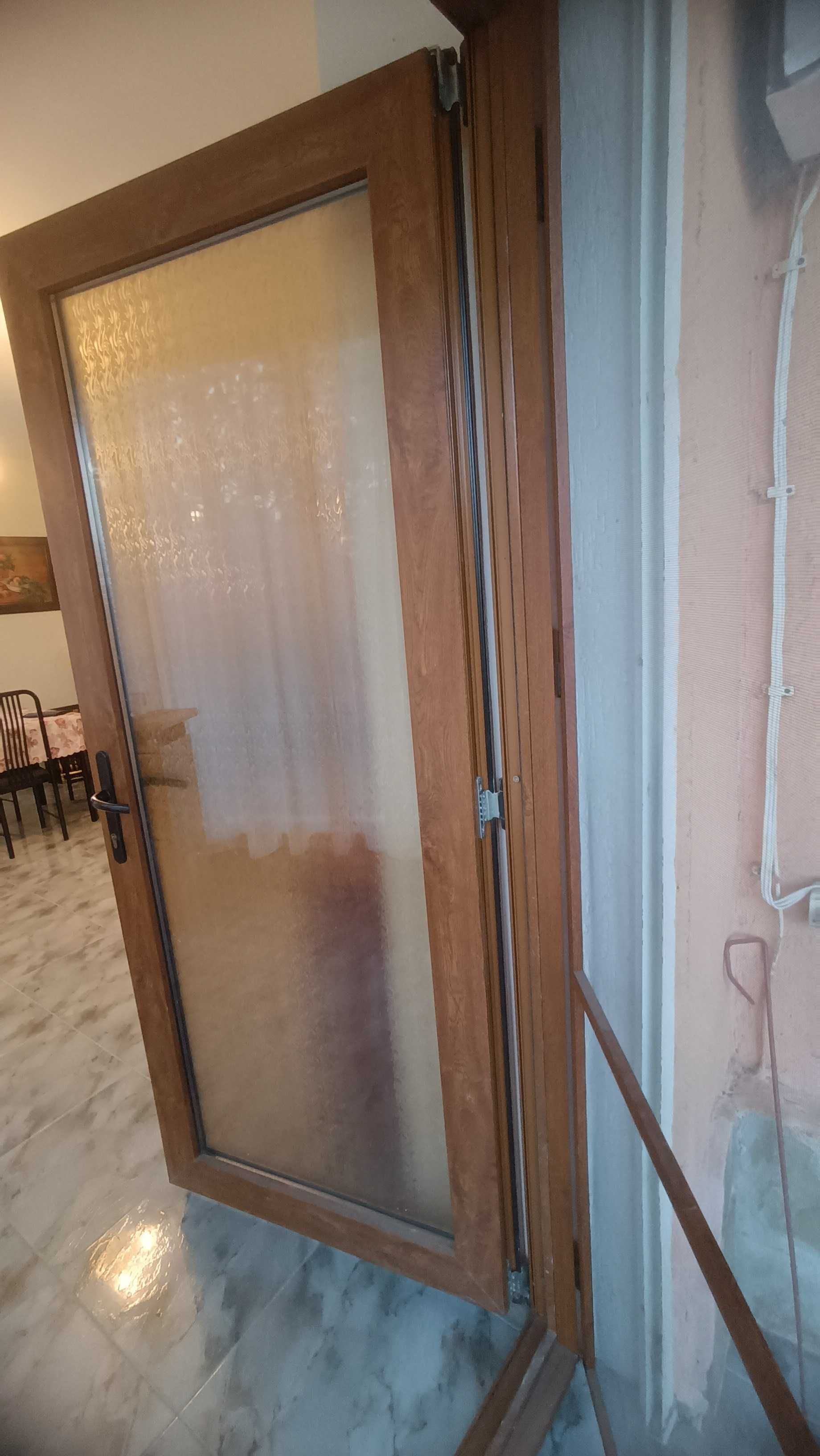 ПВЦ PVC Rehau дограма врата входна двоен стъклопакет цвят дъб
