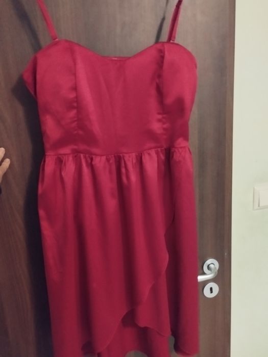 Червена сатенена рокля