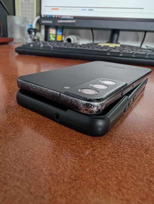 Samsung Galaxy S22, работи перфектно, само козметични забележки 

1. S