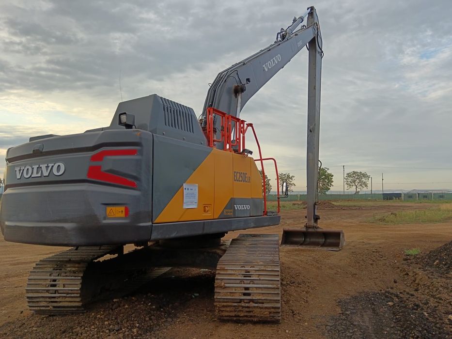 Inchiriez excavatoare cu brat lung