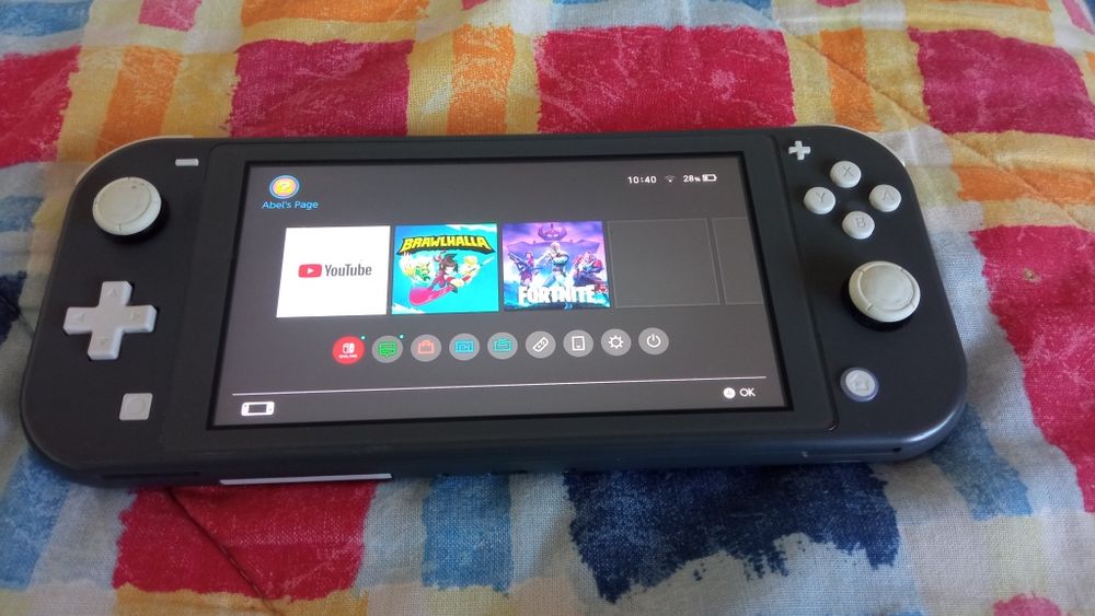 Vând Nintendo Switch Lite URGENT