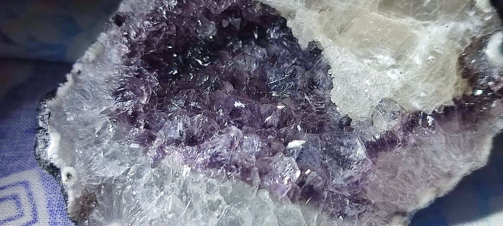 Кристали парчета Геода за подарък или колекция