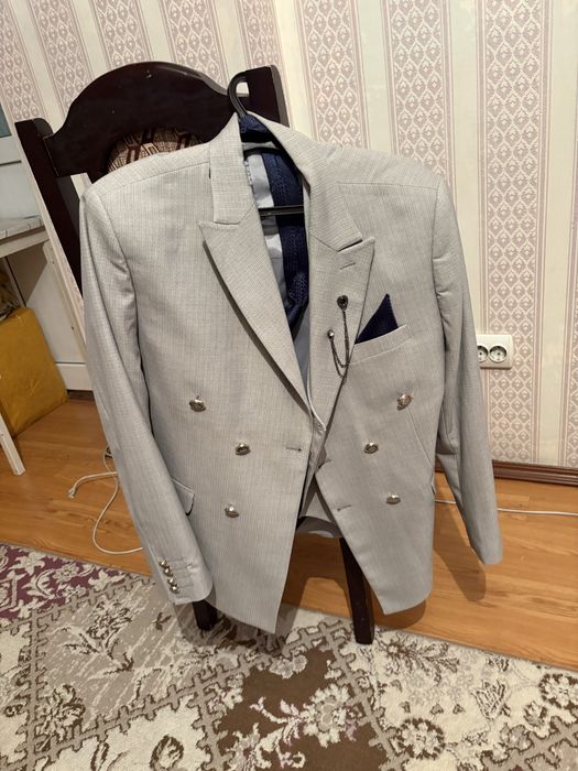 Продается костюм новый