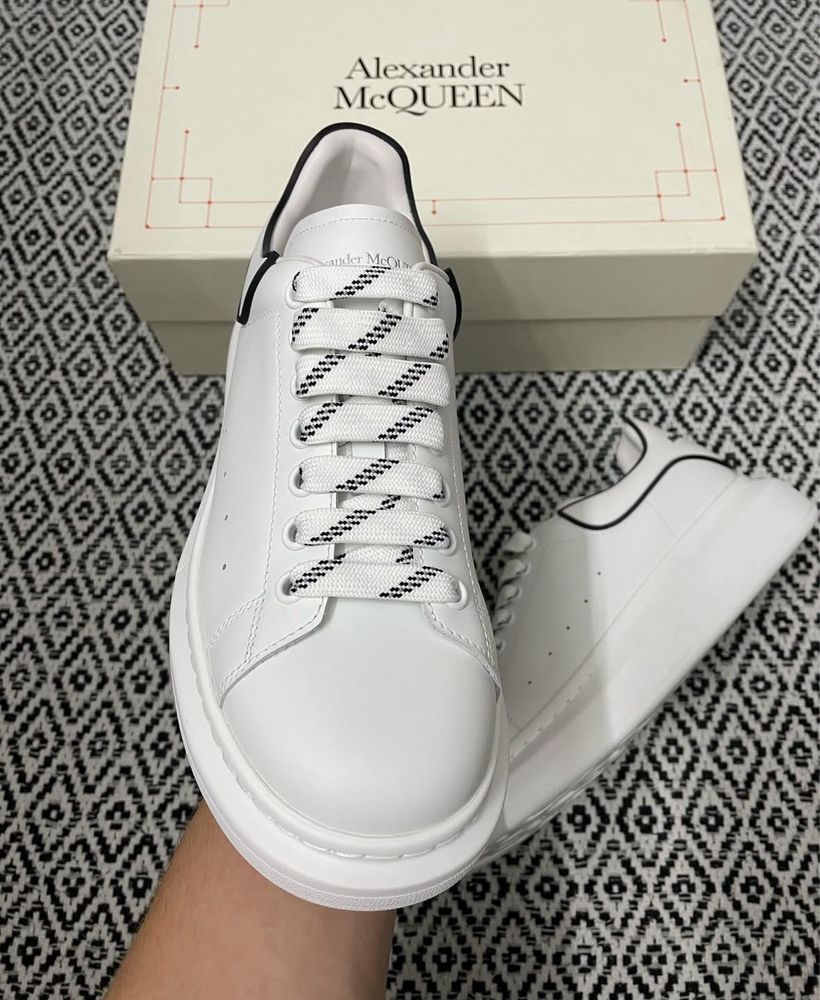 Alexander McQueen,noi in cutie cu toate accesoriile