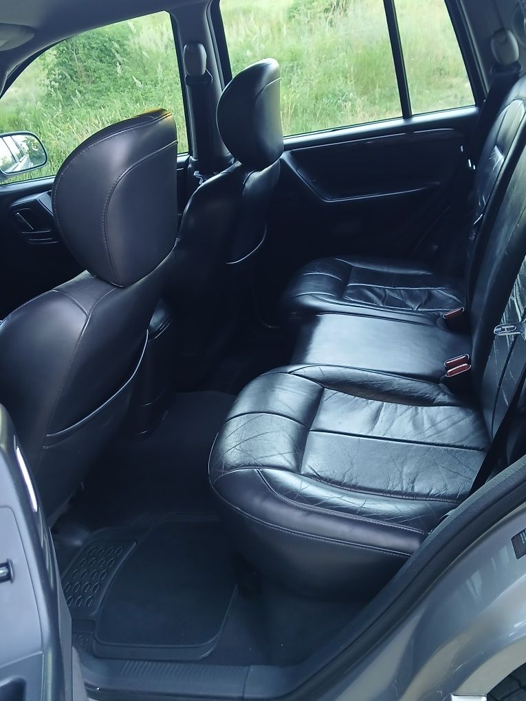 Vând  jeep grand cherokee wj