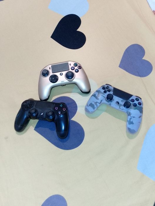 Vând PS4 pro aproape nou