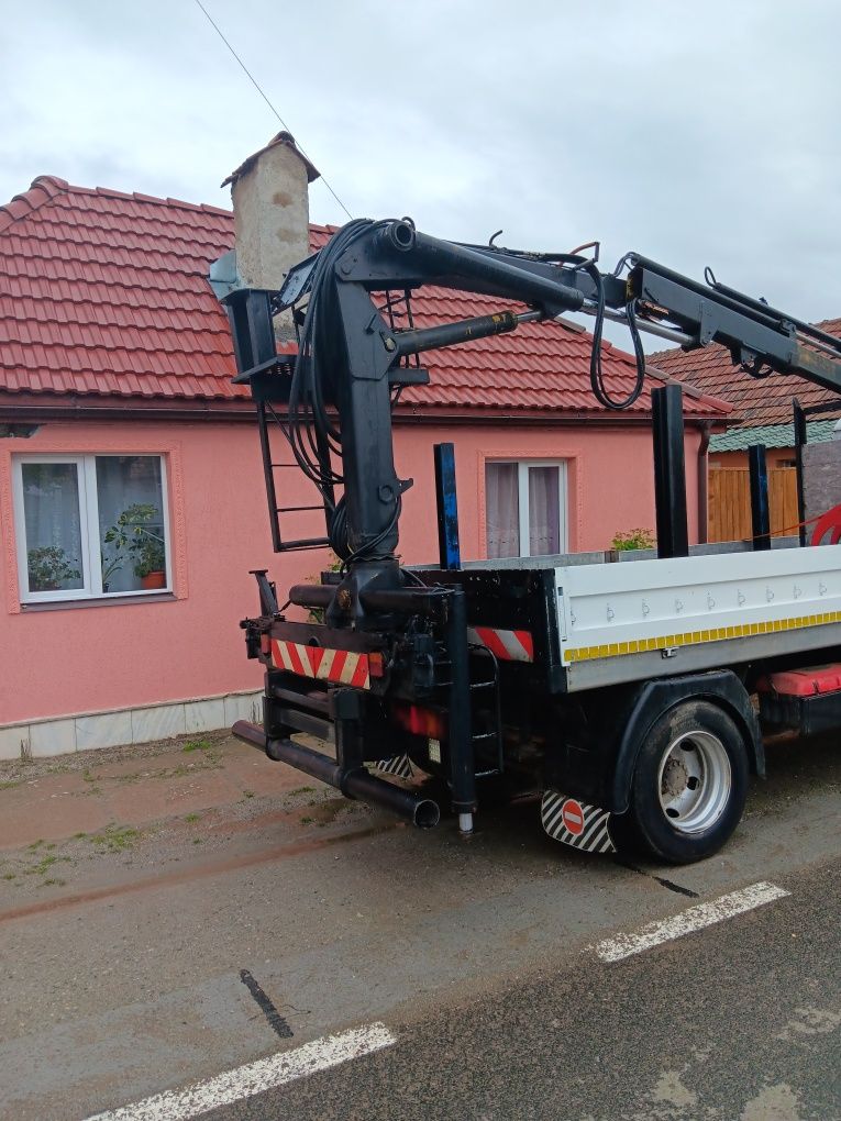 Camion cu macara forestiera