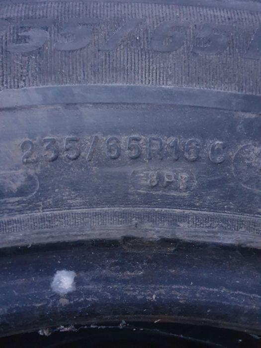 Vând  anvelope 235x65 R 16 C