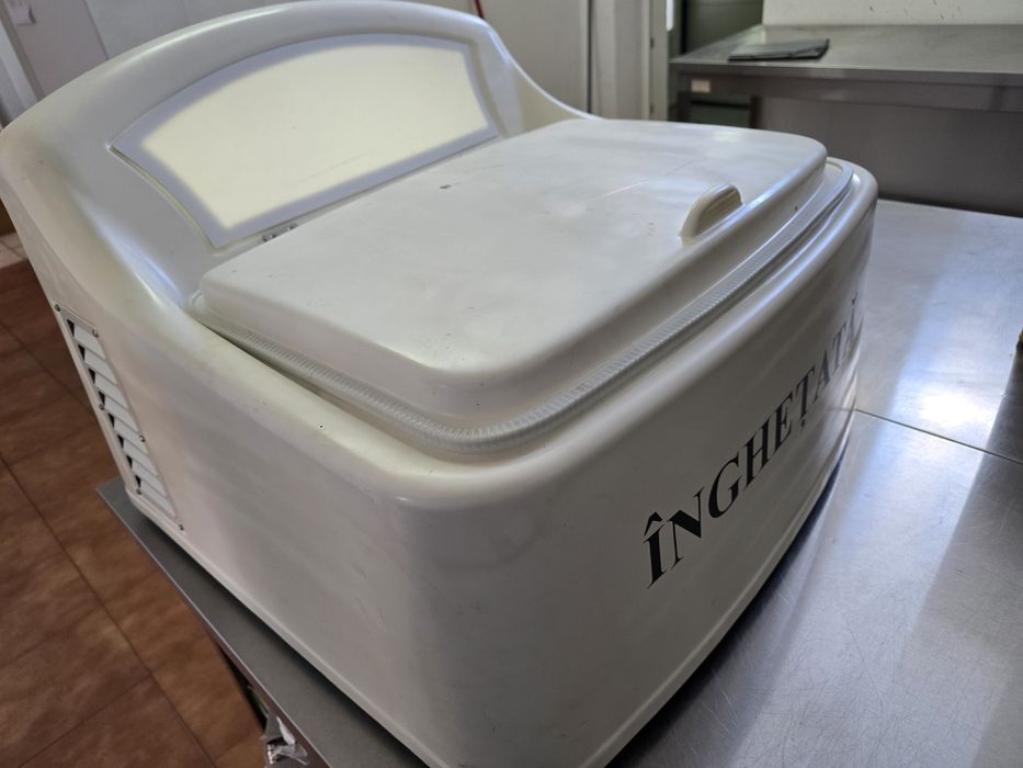 Frigider congelator înghețată. Pe masa/Eveniment