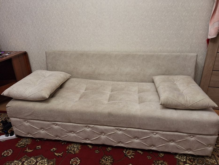 Диван - тахта в отличном состоянии 40000 тг , цвет жемчуг