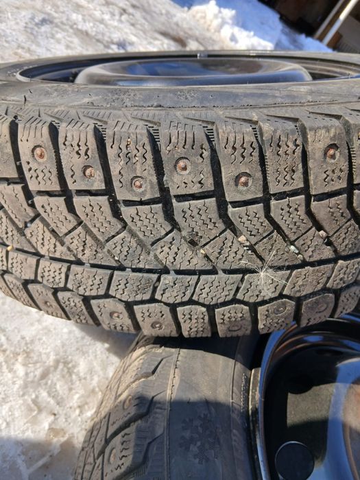 Продам зимние шипованные шины с дисками 185/65/15