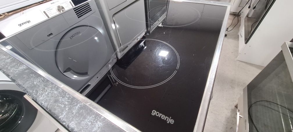 Фурна за вграждане с керамичен плот Gorenje