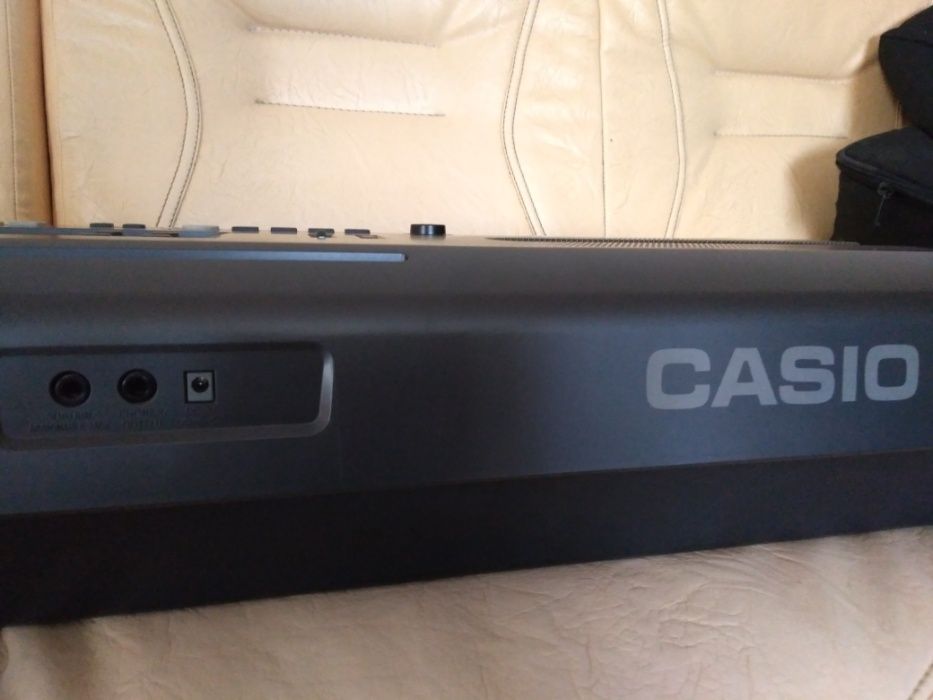 Orga Casio 76 clape semigrele cu adaptor 9v si 6 baterii mari R20