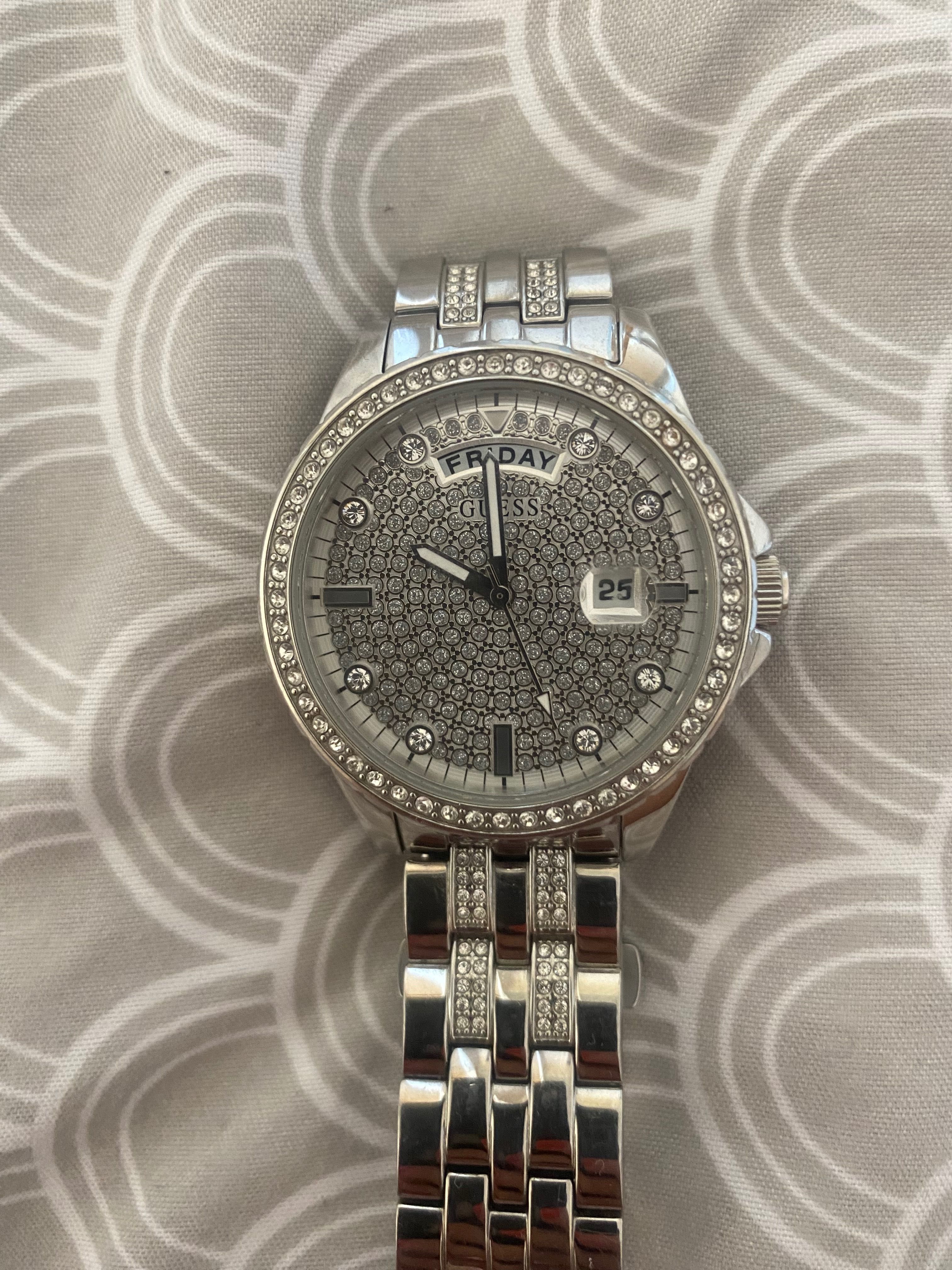 Часовник Guess в отлично състояние