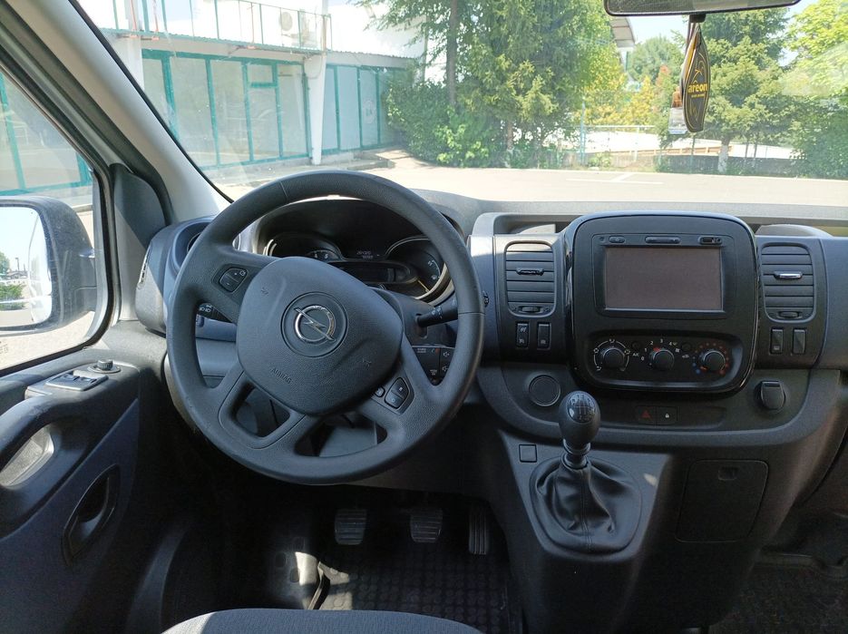 Inchiriez Dube Fara Sofer - Renault Trafic/Opel Vivaro  cu Licență