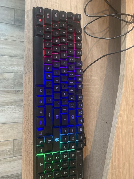 Tastatură Wolf RGB, taste detașabile – perfectă pentru gaming & office